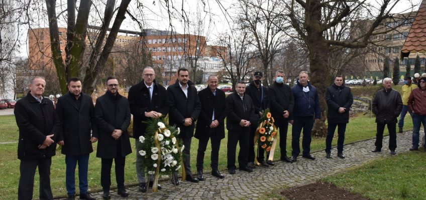 U povodu obilježavanja Dana državnosti položeno cvijeće na spomen obilježje JZU UKC Tuzla