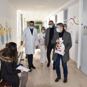 Grad Tuzla obezbijedio 60 novogodišnjih paketića za djecu hospitaliziranu u Klinici za dječije bolesti