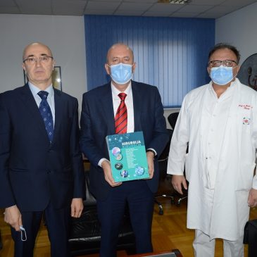 Udžbenik Hirurgija/kirurgija uručen kao poklon direktoru UKC Tuzla