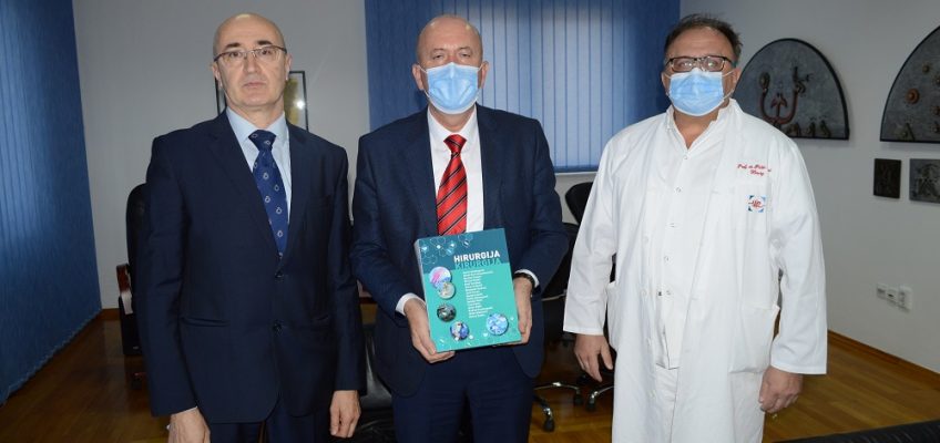Udžbenik Hirurgija/kirurgija uručen kao poklon direktoru UKC Tuzla