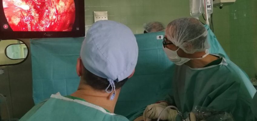 Klinika za ortopediju i traumatologiju po prvi put u Bosni i Hercegovini uradila endoskopsku operaciju na kičmenom stubu