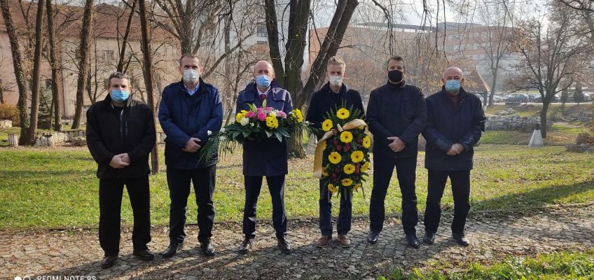 U povodu Dana državnosti položeno cvijeće na spomen obilježje JZU UKC Tuzla
