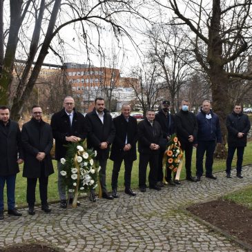U povodu obilježavanja Dana državnosti položeno cvijeće na spomen obilježje JZU UKC Tuzla