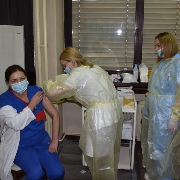 Počela vakcinacija zdravstvenih radnika u UKC Tuzla trećom dozom