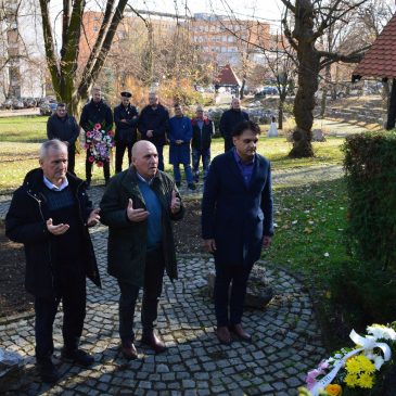 U povodu Dana državnosti na spomen obilježje JZU UKC Tuzla položeno cvijeće