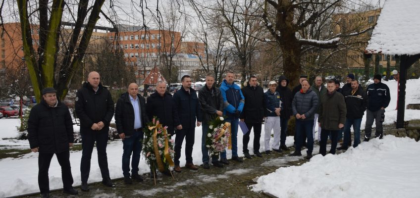 Polaganjem cvijeća na spomen obilježje u krugu Univerzitetskog kliničkog centra Tuzla  obilježen Dan nezavisnosti BiH