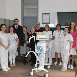 Klinici za dječije bolesti UKC Tuzla uručen aparat za mehaničku ventilaciju