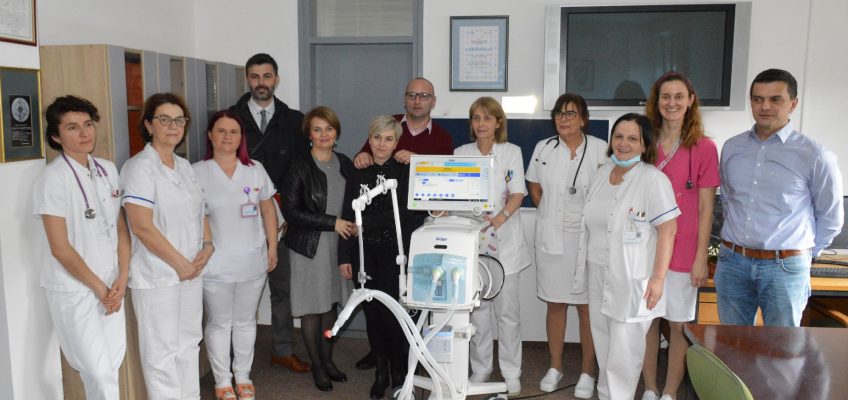 Klinici za dječije bolesti UKC Tuzla uručen aparat za mehaničku ventilaciju